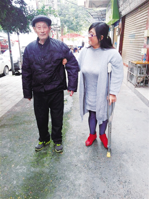 雷鷗攙扶父親回家