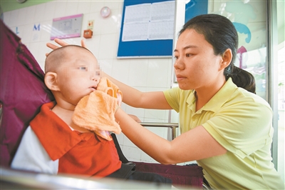 15年如一日，費英英甘當孤殘兒童的貼心“媽媽”。