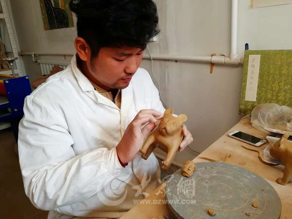 席維維正在捏陶藝