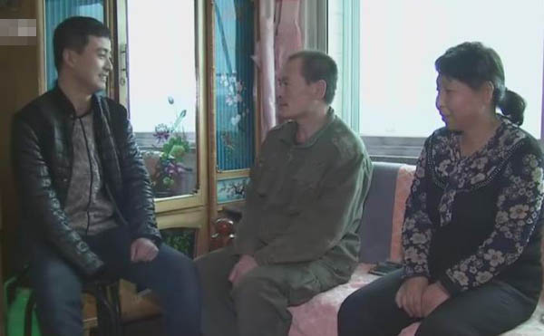 楊清泉與其帶動創業的農戶進行交流。視頻截圖