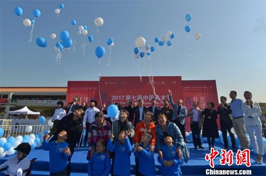 2017成都市溫江區殘疾兒童馬術康復體育公益活動現場。