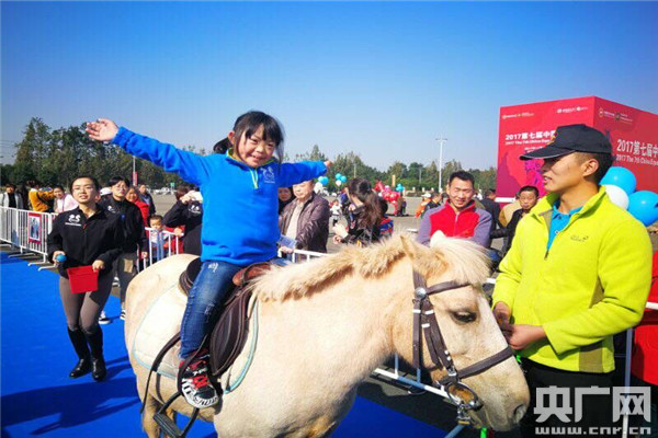 智障兒童體驗馬術運動。