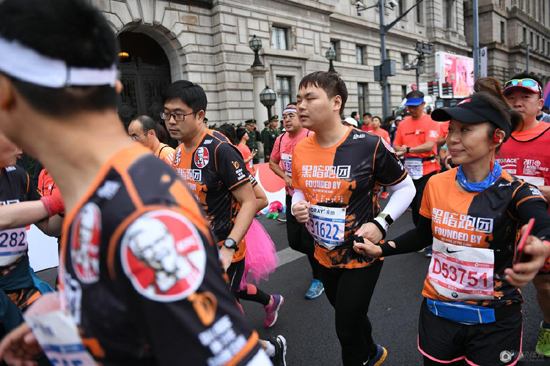 盲人跑者首次挑戰(zhàn)全馬 上海退賽仍是英雄