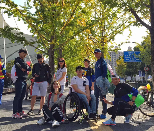 林文超和朋友上馬賽前合影。