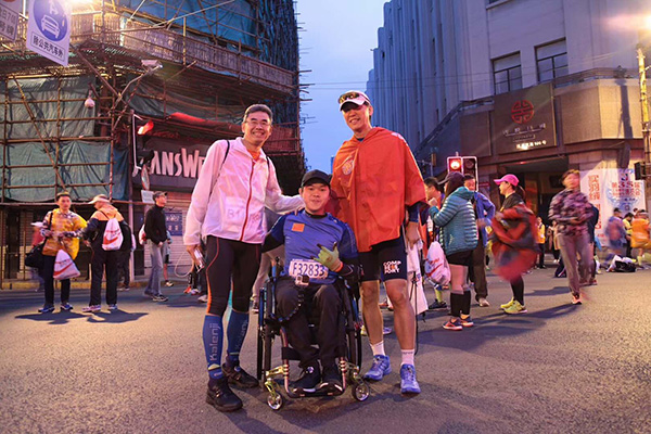 黎明剛剛到來，踏上上馬賽道。