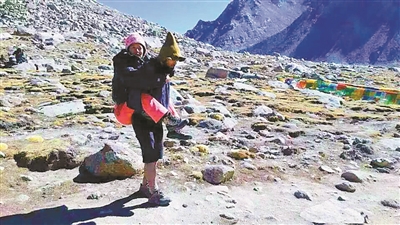 藍(lán)天和朋友丁丁在轉(zhuǎn)山途中