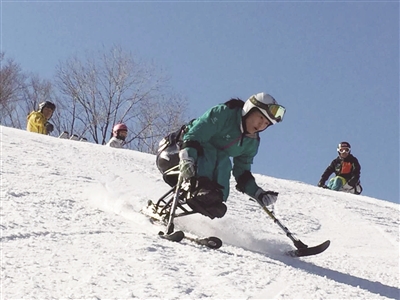 藍(lán)天在滑雪。