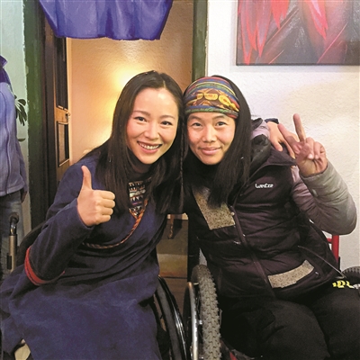 江一燕與藍(lán)天合影