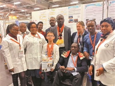 高云路在德國紐倫堡發明展上與參展人員合影。