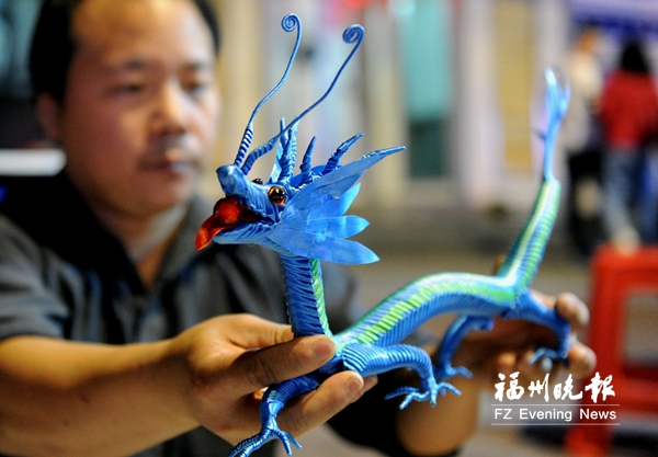 王勝利手工編織一只“大龍”要花五個小時。