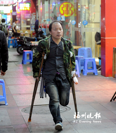 他拄著拐杖上街擺攤。