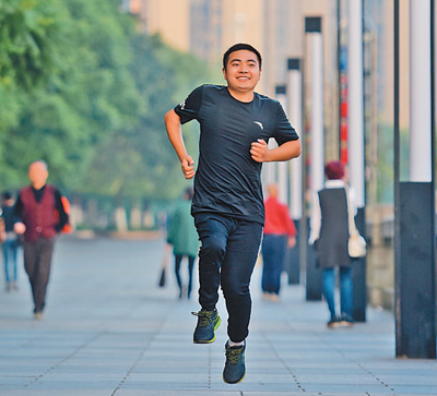 熊軍奔跑在重慶市萬州區北濱路上。冉孟軍攝
