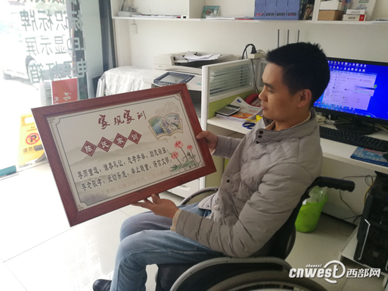 何繼偉展示自己店里做的廣告牌