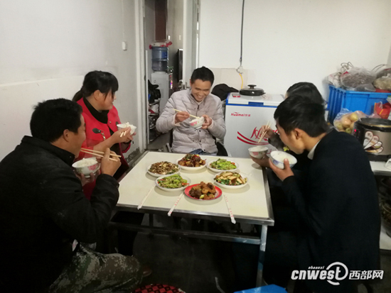 和工人們一起吃中午飯