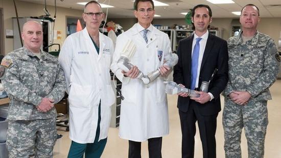 美國防部研發機械手臂,助截肢老兵恢復正常生活!