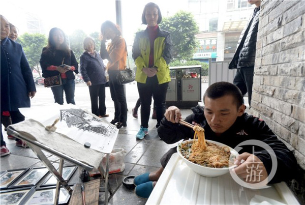 好心人給唐昌映端來了一碗米線。