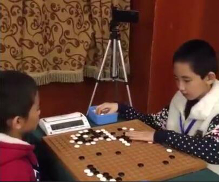 徐光霖需要通過觸摸來進行對局