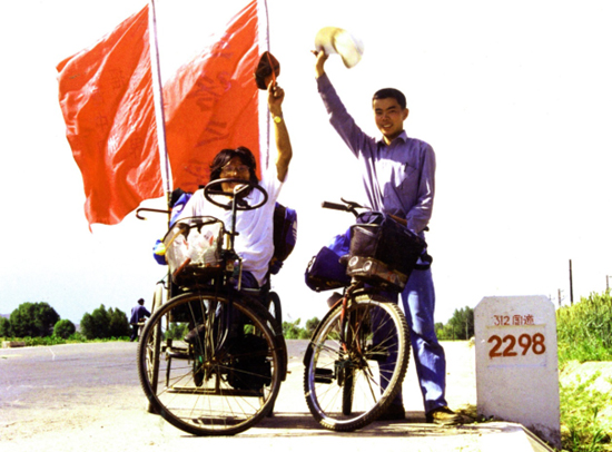 (2000年7月，尹小星和袁國術在河西走廊 尹小星供圖)