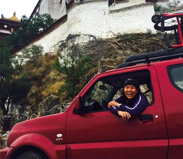 自駕游的路上，藍天笑容燦爛