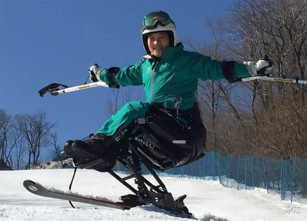 藍天深深體會到滑雪的迷人魅力
