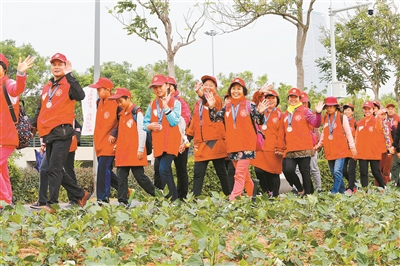 11月25日，由深圳特區(qū)報主辦的第六屆“公益金百萬行”在深圳灣公園舉行。圖為羅湖區(qū)義工聯(lián)義工參加“公益金百萬行”活動。