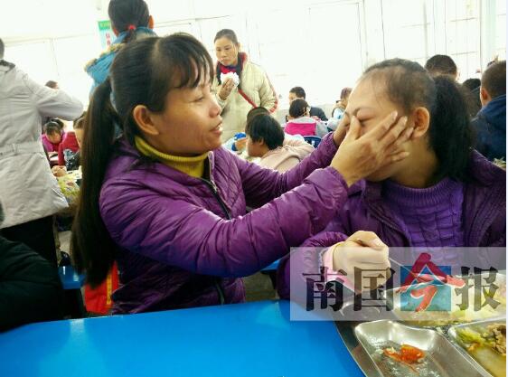 母親不離不棄守護殘障少女 樂觀是最好的母愛