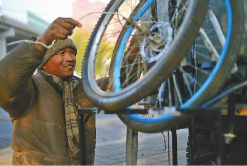 “三輪房”困不住一顆自由的心 殘疾小伙踏上網紅的路