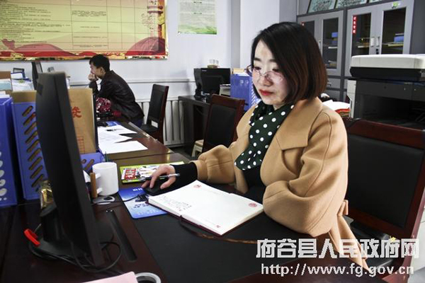 府谷80后先天殘疾女孩 用雙拐撐起燦爛人生