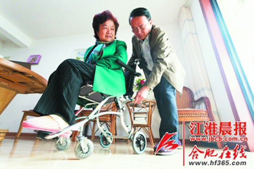老人正在家里調試輪椅。