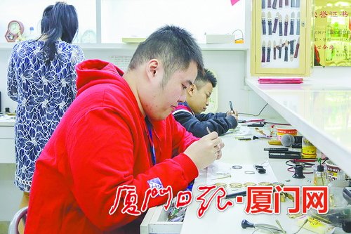 學員們在考試中全神貫注