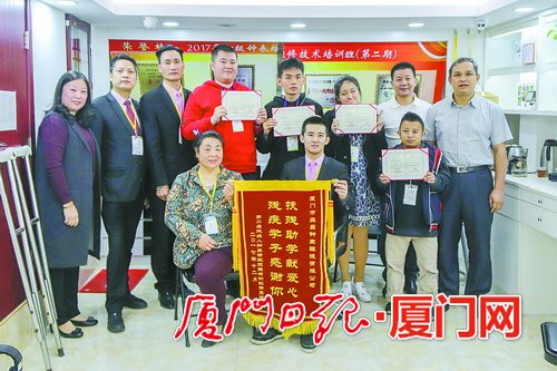 殘疾人學員通過鐘表維修考試。