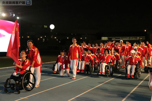 在當日提前開賽的盲人門球小組賽中,中國男隊以11比8戰勝伊朗隊,中國女隊以10比0戰勝泰國隊。