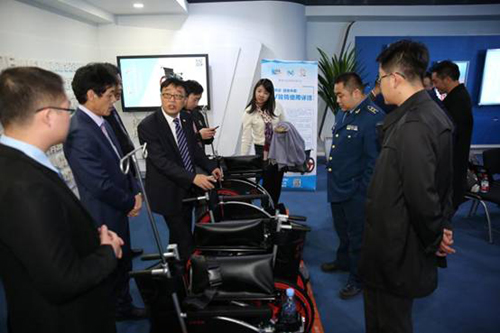 參會(huì)嘉賓體驗(yàn)小V輪椅