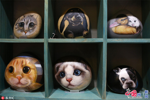 圖為趙娜已經(jīng)完成的石頭畫(huà)作品。白石/東方IC