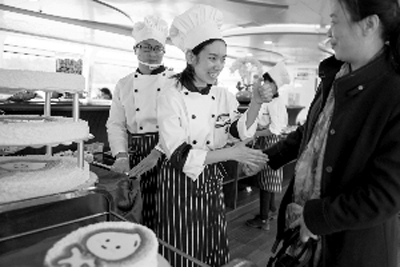 啟動儀式現場，一名殘障點心師被夸贊蛋糕作品精美，笑著豎起大拇指向觀眾答謝。信時記者梁鉅聰攝