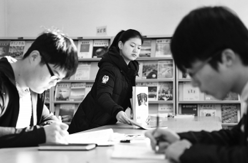 王雪姣(中)在圖書館勤工儉學吉亞南攝