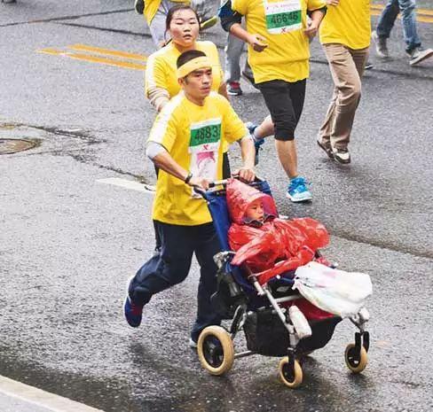 2017最美跑步老爸：推著腦癱兒子跑了30個馬拉松