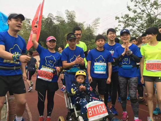 2017最美跑步老爸：推著腦癱兒子跑了30個馬拉松