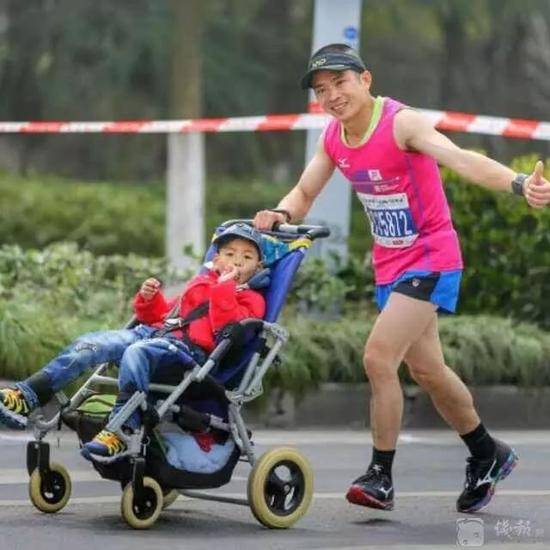 2017最美跑步老爸：推著腦癱兒子跑了30個馬拉松