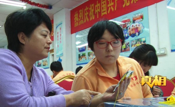 青島“蝸牛媽媽”為阿瑪尼等品牌打版 還幫100多名殘疾人就業