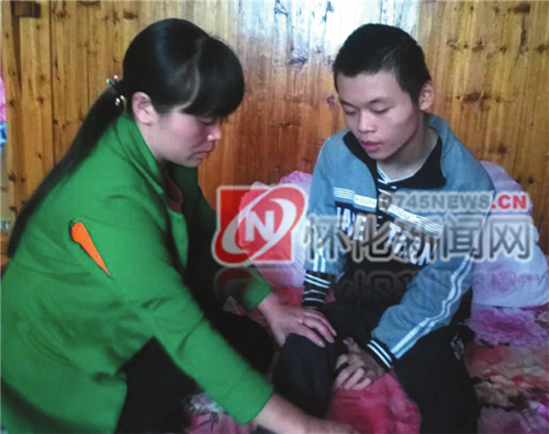 向春花在照顧蘇靈起居