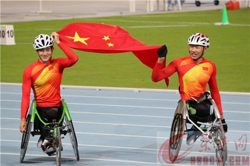 章瑩（左）奪冠后，和隊友一起展示五星紅旗。