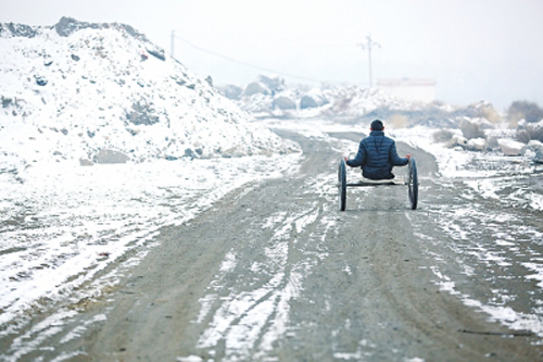 50元淘來的輪子車，是張克研出行的主要工具。