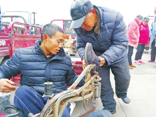 修鞋手藝精湛的張克研在鎮上很受歡迎