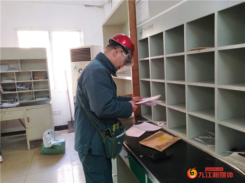 正在核對(duì)信件的汪海