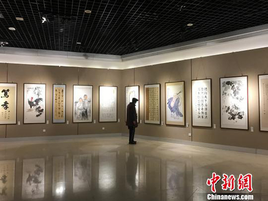 圖為“集善仁美·共享芬芳”中國·重慶首屆全國殘疾人書畫名家精品展現場。　鐘旖　攝