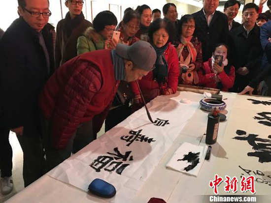 圖為殘疾人藝術家現場進行書畫創作。　鐘旖 攝