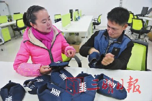 彭娥飛在教殘疾人做鞋面手工活。