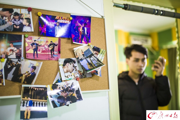 陳偉杰工作室墻面上貼滿了自己參加演出的照片。