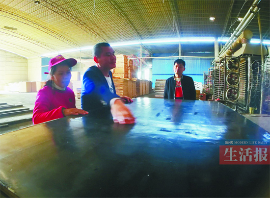 潘甲貴通過敲打和觸摸來辨別模板質量好壞